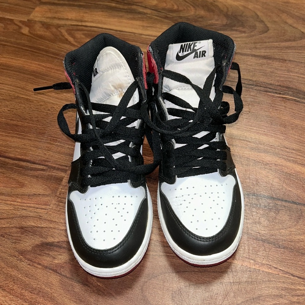 Worned sneakers has been worned and is dirty needs to be cleaned. No insoles